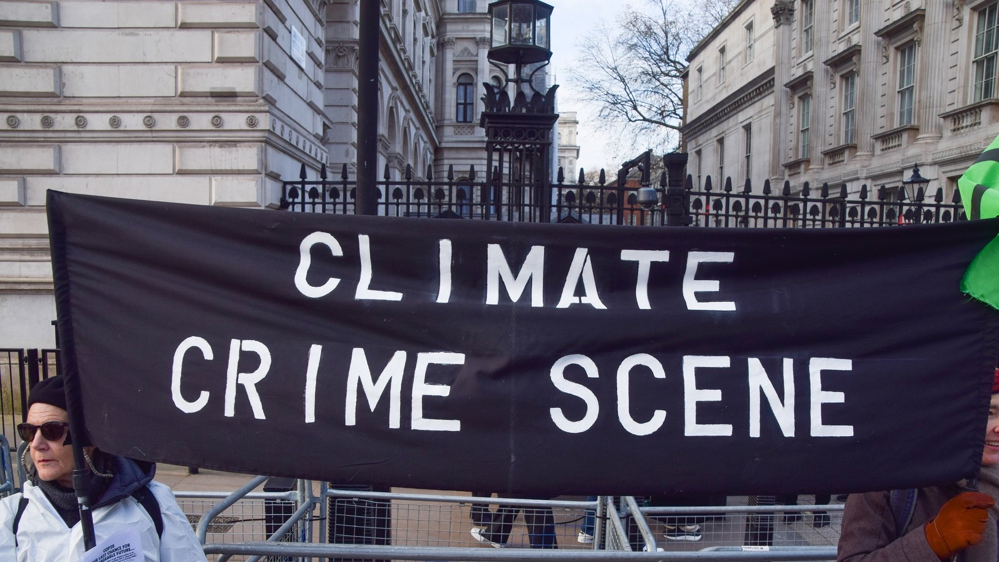 Britische Klimaaktivisten halten Schild hoch