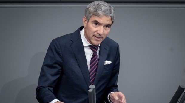 Stephan Harbarth (CDU) am Rednerpult des Bundestages