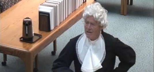 Dennis Hawver, kostümiert als Thomas Jefferson bei seiner Anhörung vor den Supreme Court Kansas