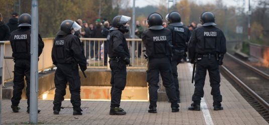 Bereitschaftspolizei am Bahnsteig wartet auf Fußballfans