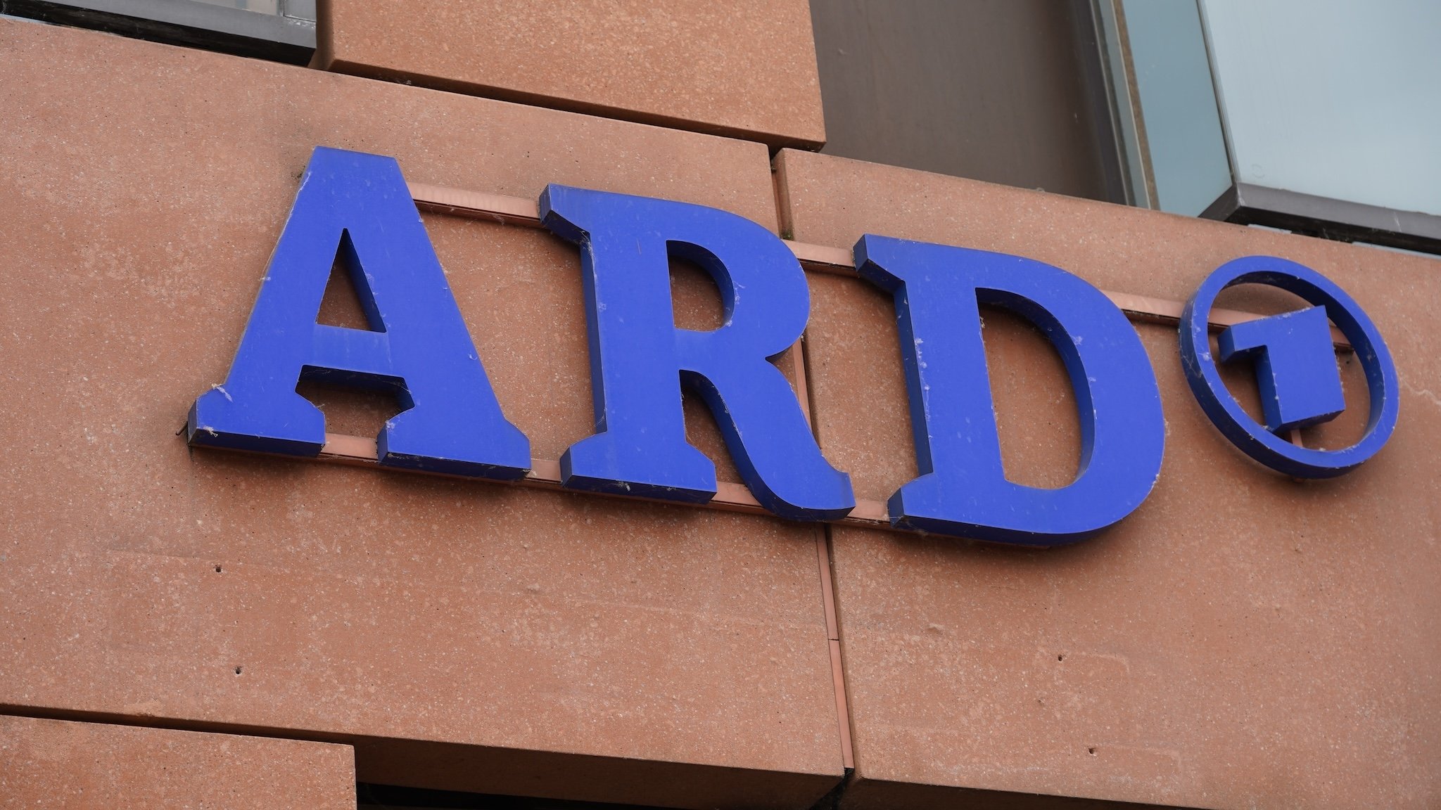 Logo der ARD an einem Gebäude