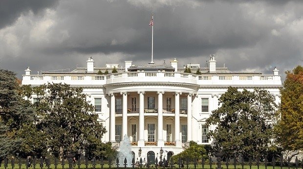 Das Weiße Haus in Washington unter grauer Wolkendecke