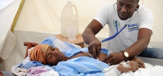 Ein Arzt untersucht eine Cholera-Patientin rund 80 Kilometer noerdlich von Port-au-Prince (Haiti)
