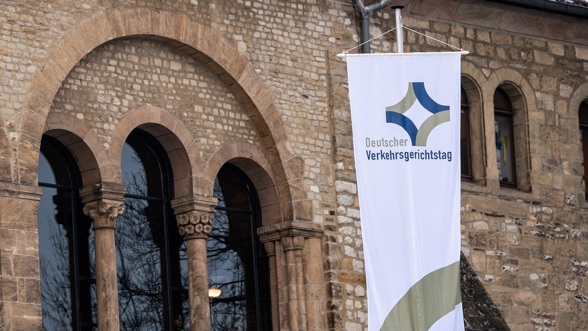 Flagge des Deutschen Verkehrsgerichtstags vor der Kaiserpfalz in Goslar