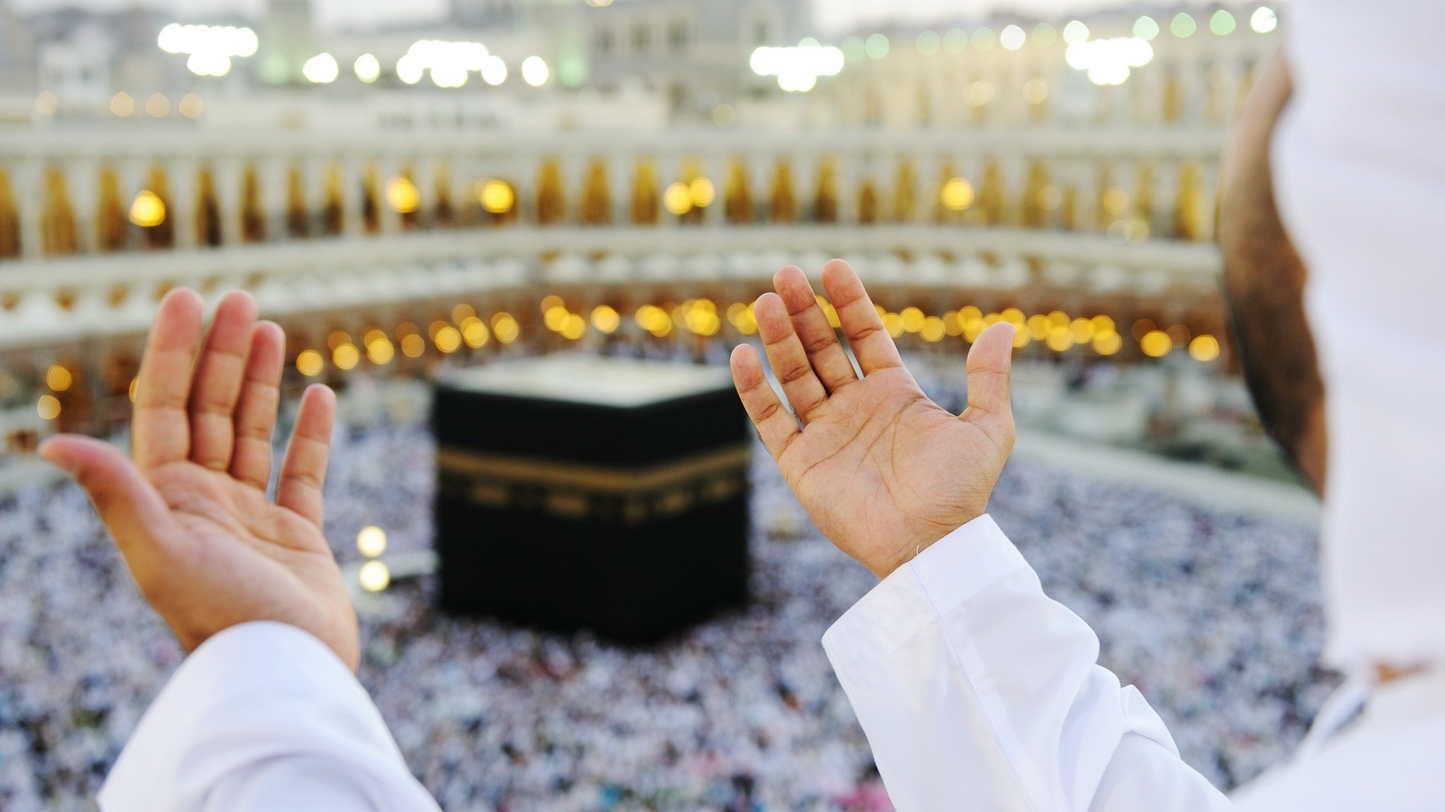 Mann betet in Richtung Mekka