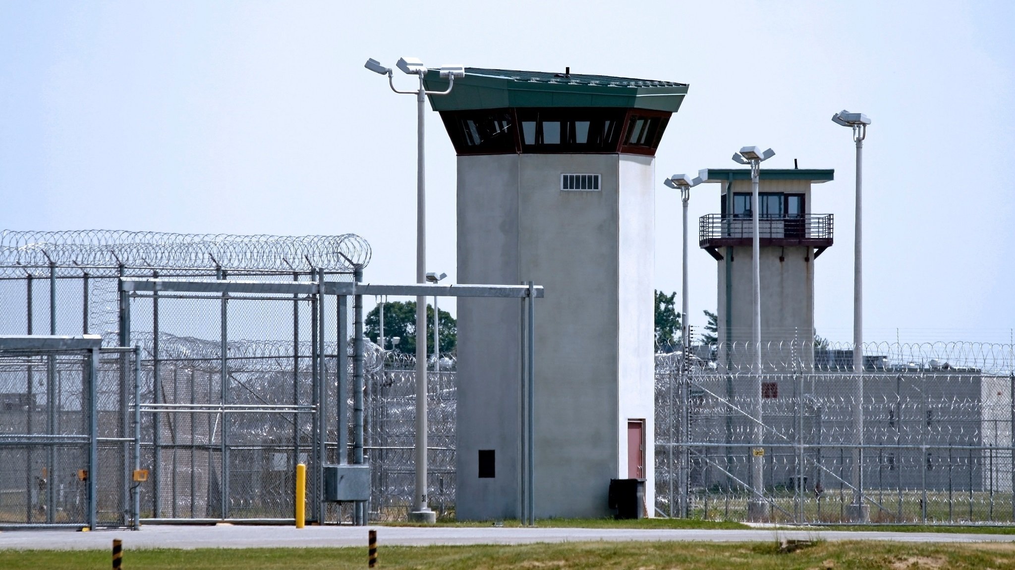 Gefängnis mit Zaun und Überwachungsturm (Symbolbild)