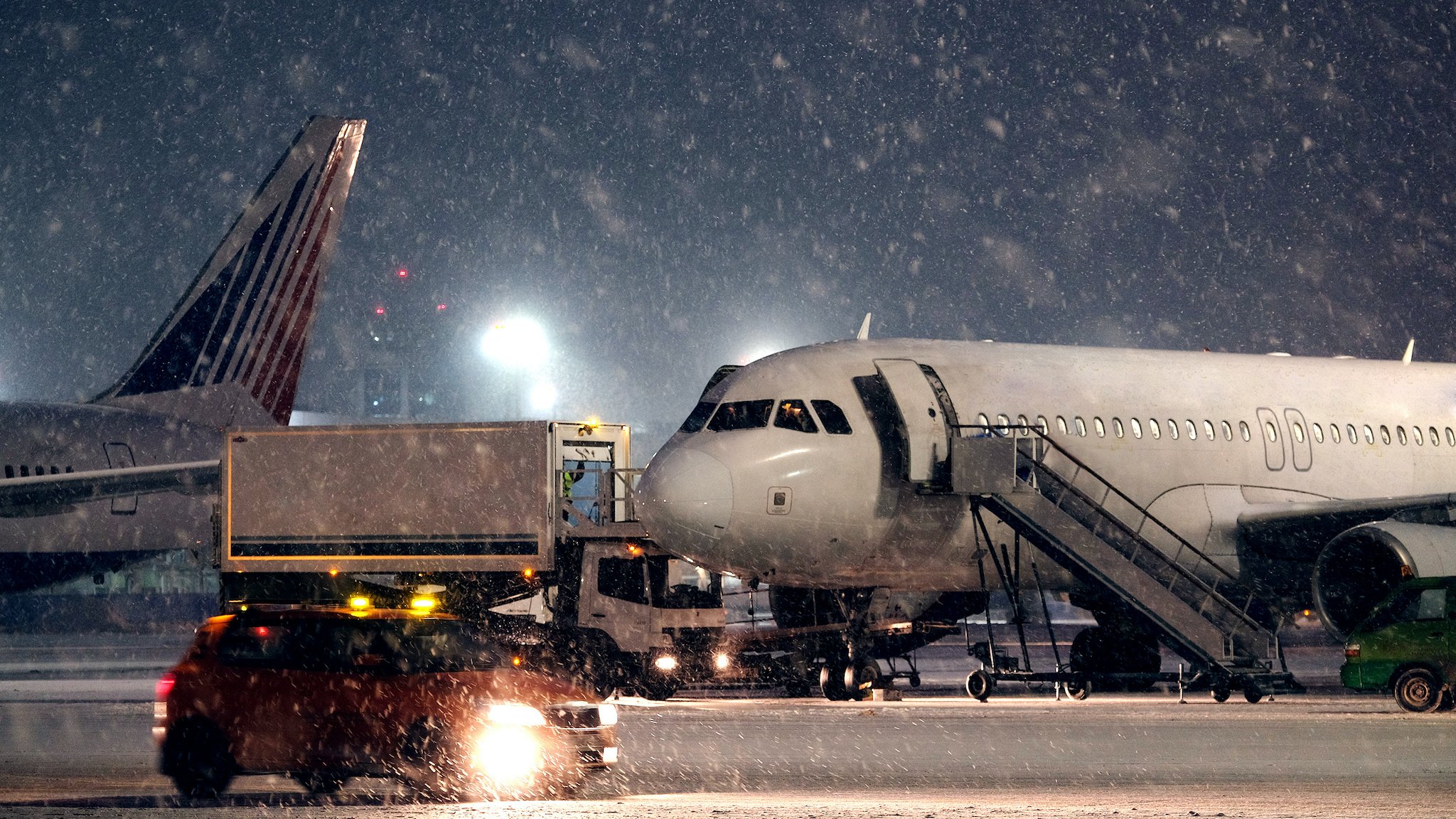 Schnee an einem Flughafen