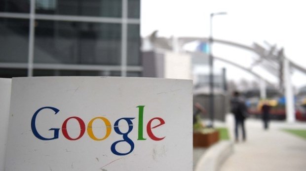 Google-Zeichen vor Bürogebäude