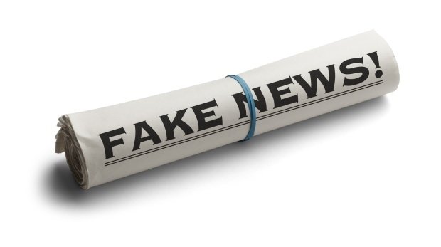 Zeitung mit der Überschirft "Fake-News"