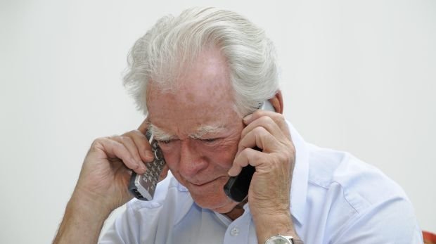 Ein Rentner im Stress am Telefon