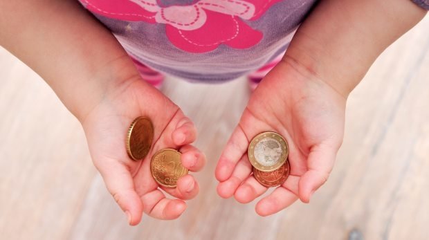 Kind mit Münzen