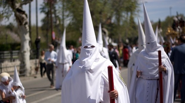 Prozession von KKK-Mitgliedern