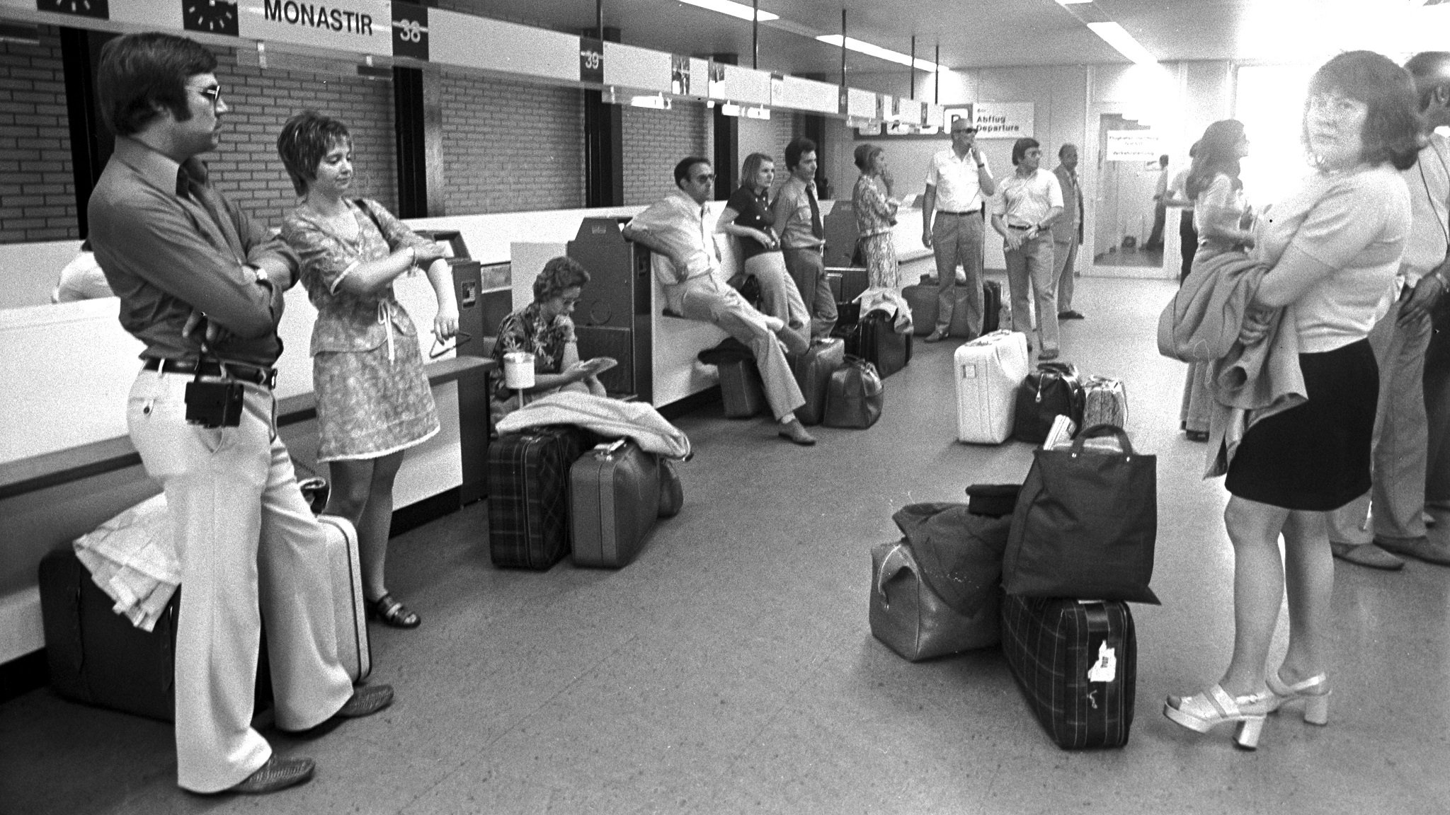 Wartende Urlauber 1973 am Flughafen Fuhlsbüttel