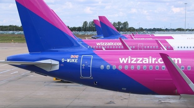 Flugzeuge der Airline Wizz Air am Boden.