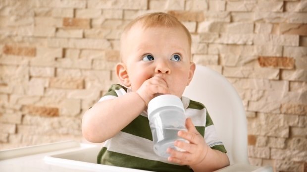Kleinkind trinkt Wasser