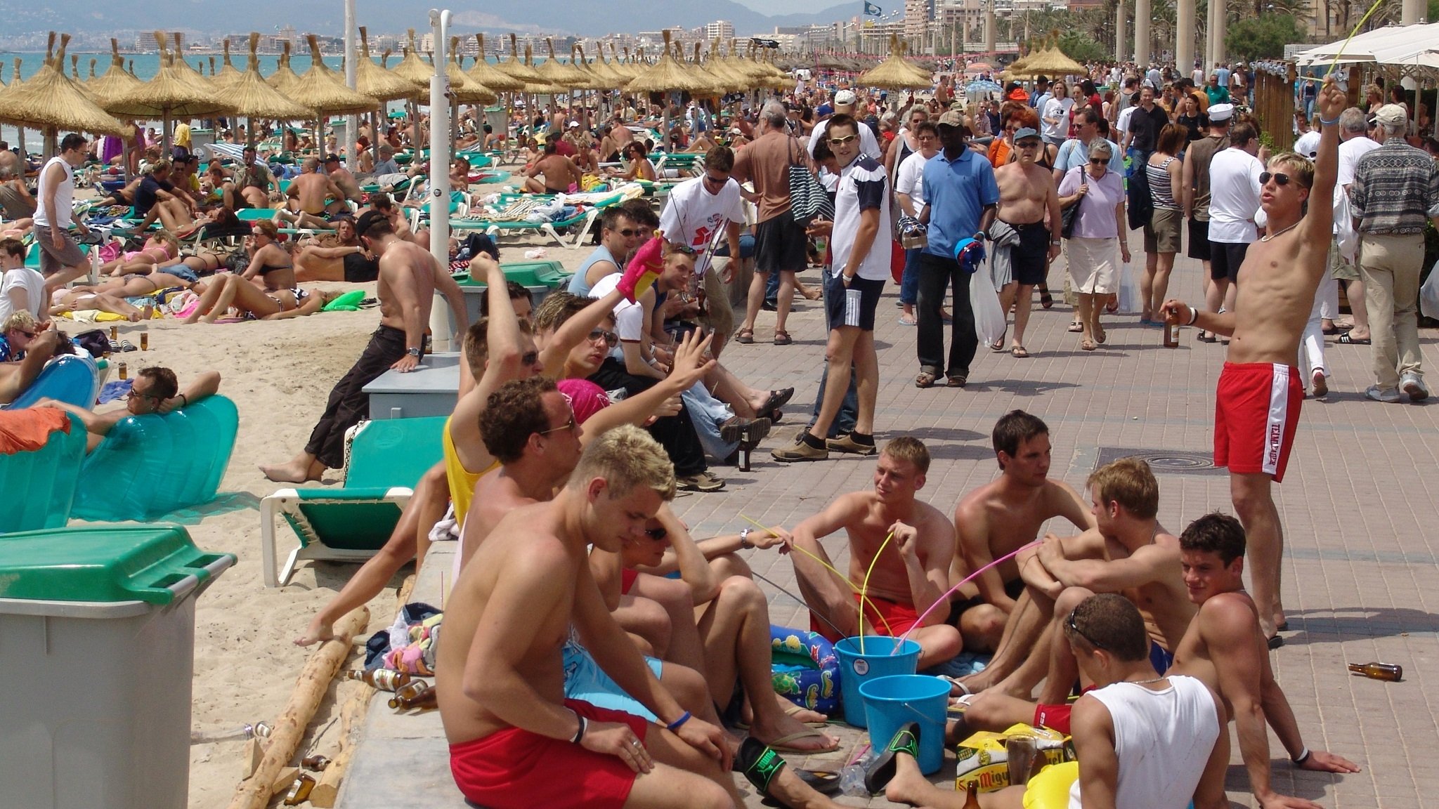Menschenmasse an der Playa de Palma