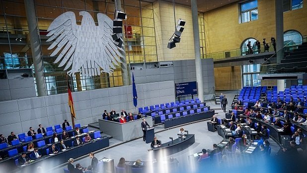 Am 02.12.2022 kamen die Bundestagsabgeordneten zur Sitzung zusammen. Thema ist die 2./3. Lesung des Chancen-Aufenthaltsrechts und die Beschleunigung von Asylverfahren.