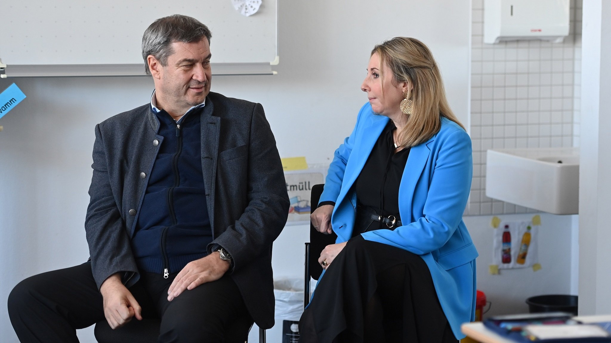 Ministerpräsident Söder und Kulturministerin Stolz besuchen eine Schule in Bayern, Dez. 2023
