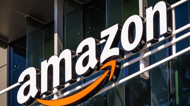 Logo von Amazon an einem der Unternehmensgebäude.