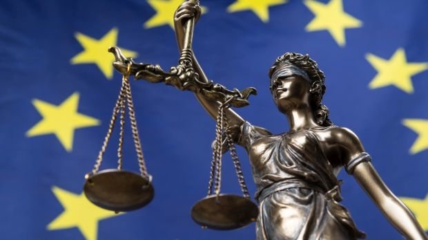 Justitia und EU-Flagge