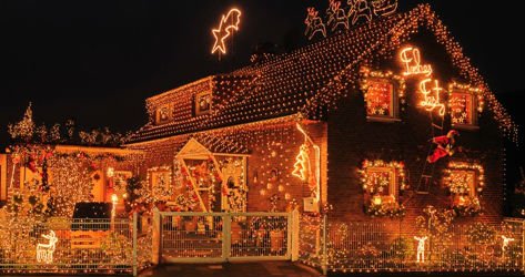 Haus mit massiver Weihnachtsdeko