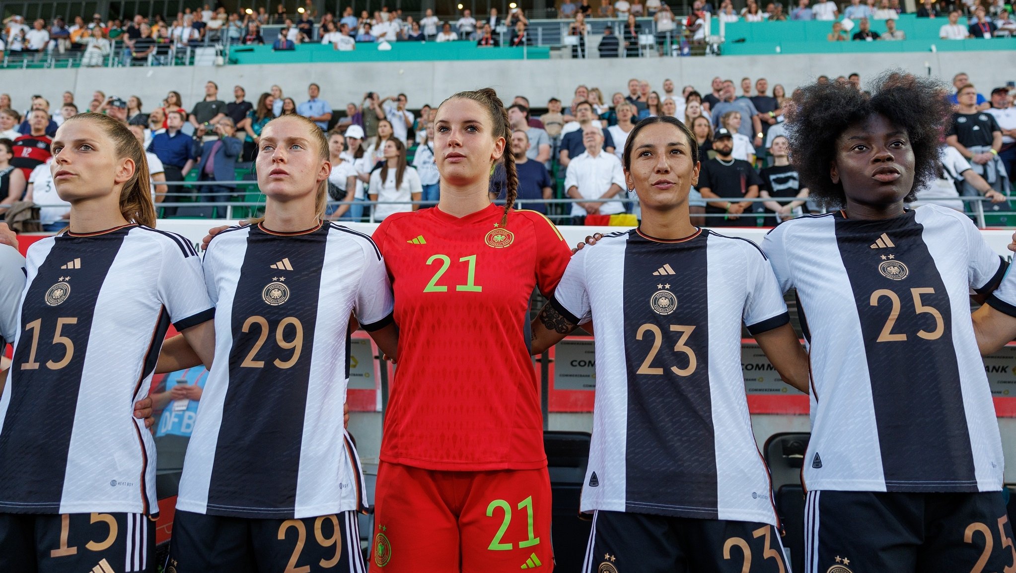 Die deutschen Spielerinnen singen die Nationalhymne vor dem Spiel.