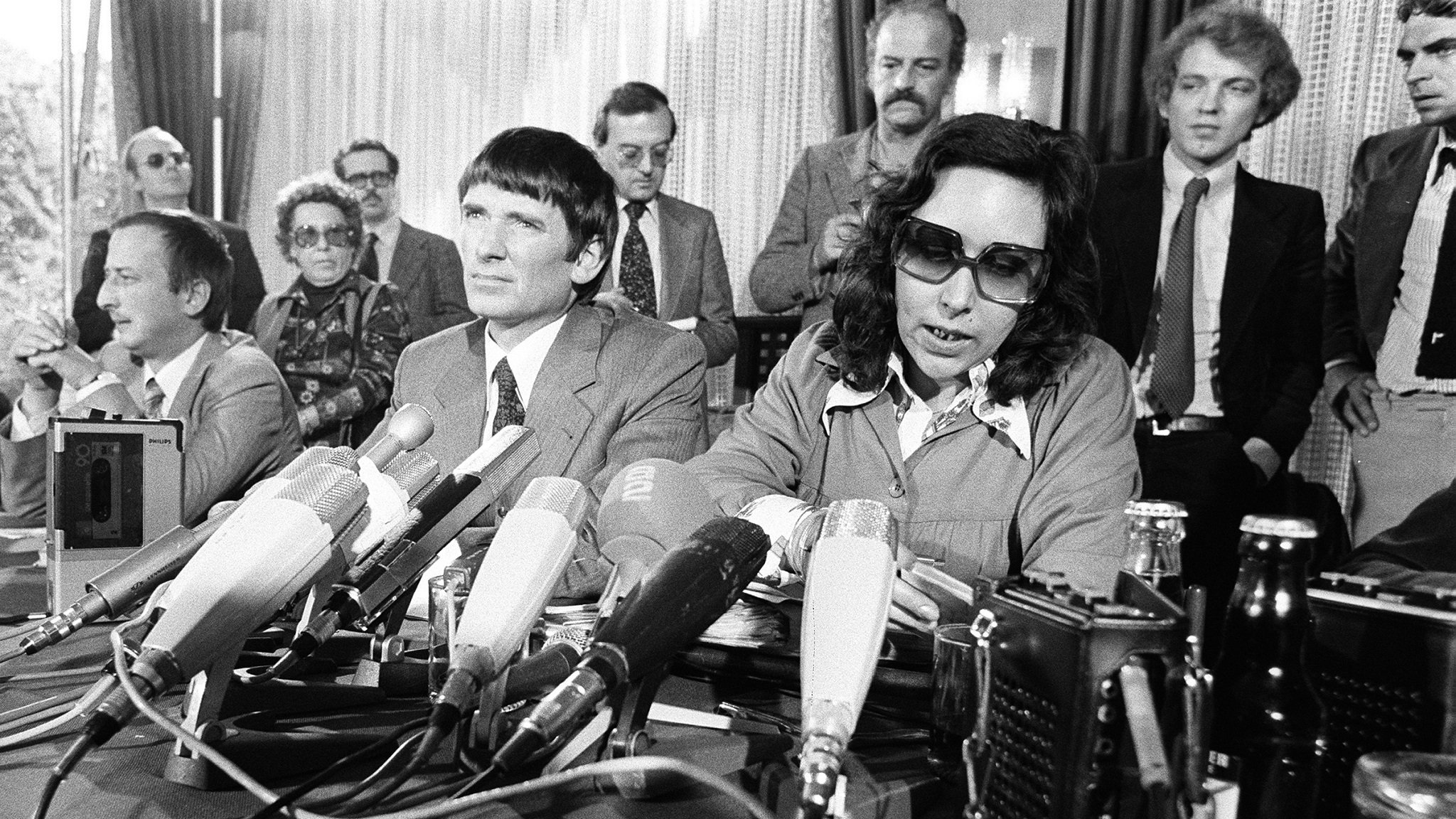 Jutta Bahr-Jendgens (r.) Verteidigerin von Irmgard Moeller und Otto Schily, Verteidiger von Gudrun Ensslin, bei einer Pressekonferenz nach dem Tod der Inhaftierten RAF-Häftlinge 1977