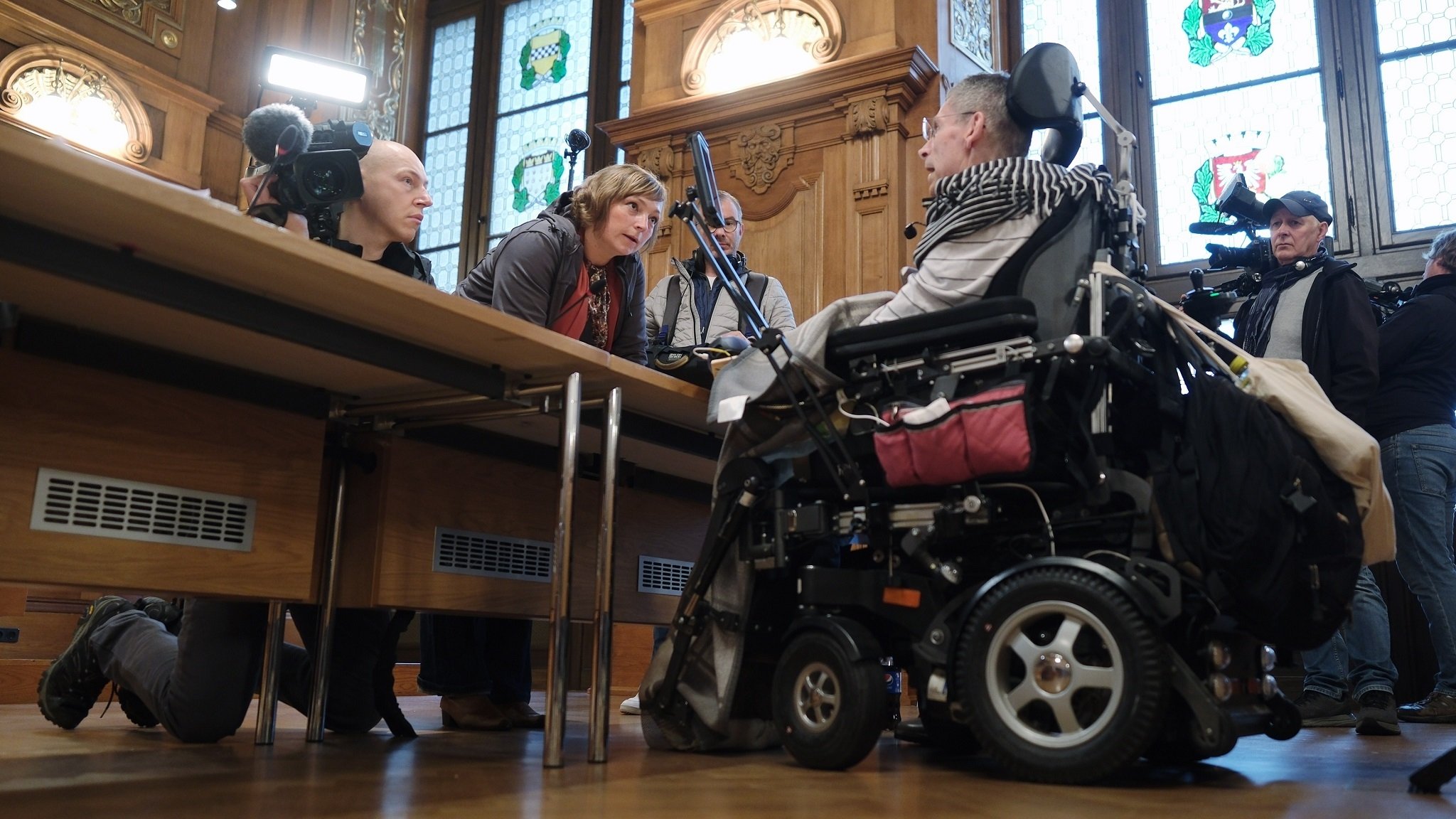 Einer der Kläger im Rollstuhl bei der mündlichen Verhandlung vor zwei Wochen