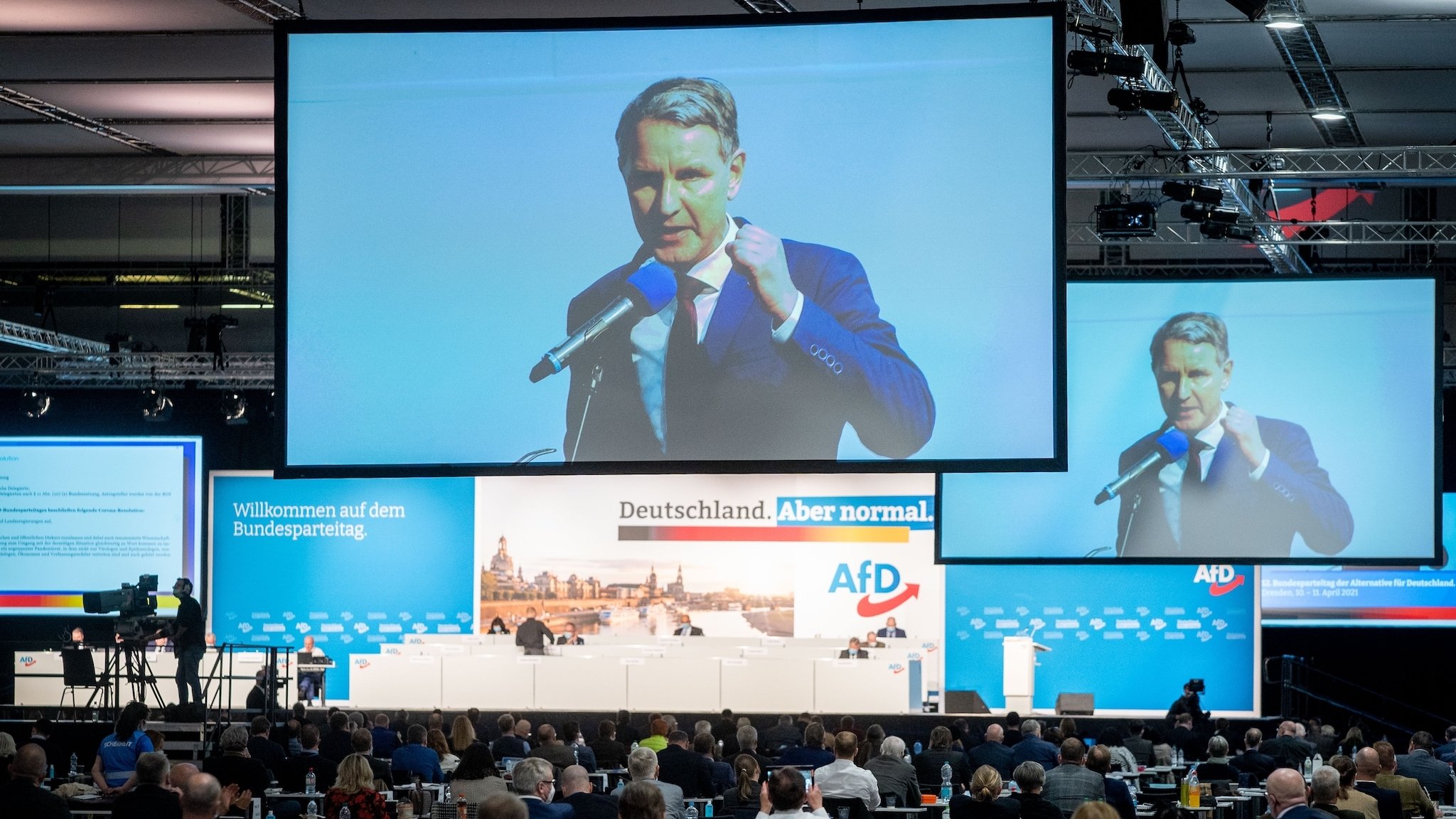 Björn Höcke von der AfD spricht in der Dresdener Messehalle beim Bundesparteitag der AfD 2021 zu den Delegierten.