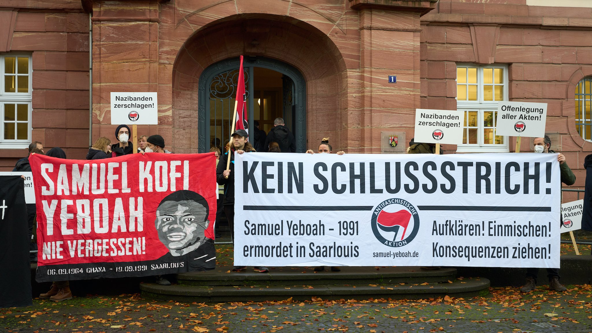 Demonstranten vor dem OLG Koblenz beim Prozessauftakt gegen Peter S. im November 2022