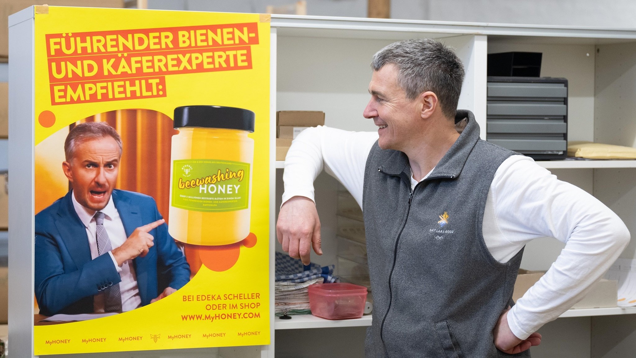 Satirische Werbung: Böhmermann als "führender Bienen- und Käferexperte"