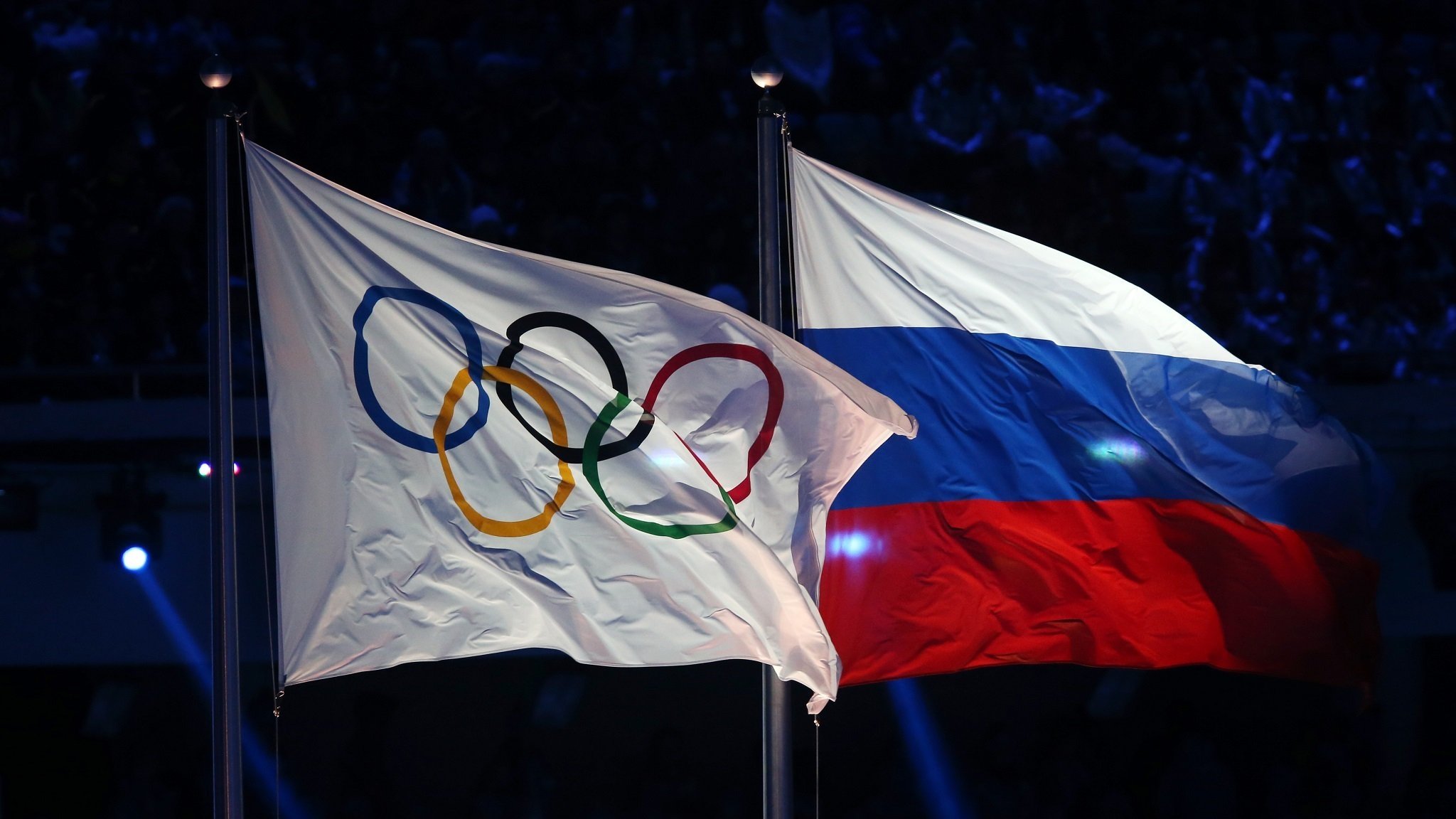 Olympische Flagge neben der russischen Flagge bei der Eröffnung der Spiele in Sotschi 2014
