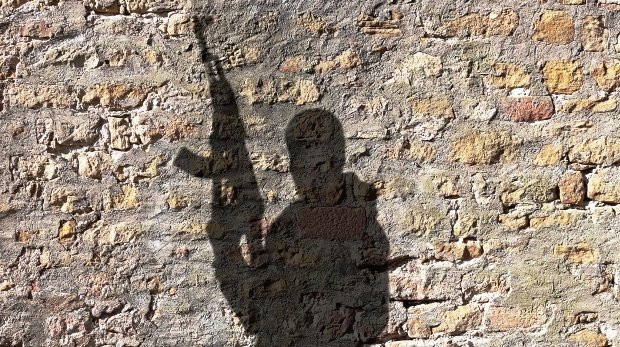 Schatten eines Kämpfers an der Wand