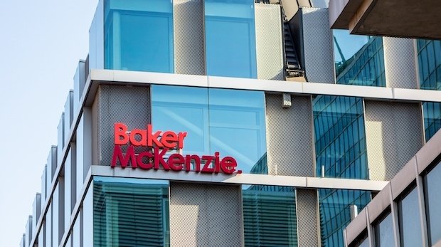 Gebäude mit Logo von Baker McKenzie