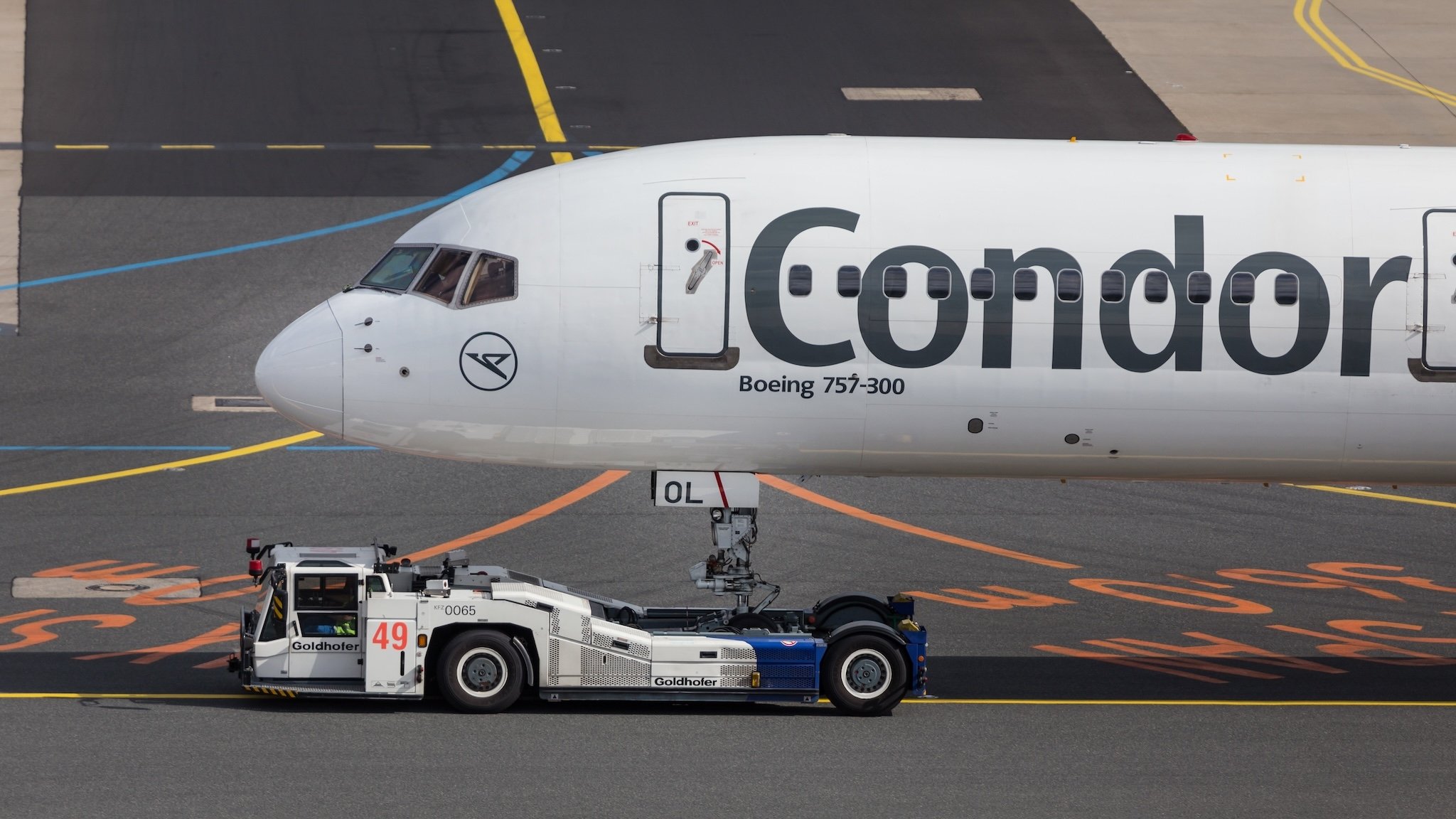 Flugzeug der Fluglinie Condor mit TaxiBot
