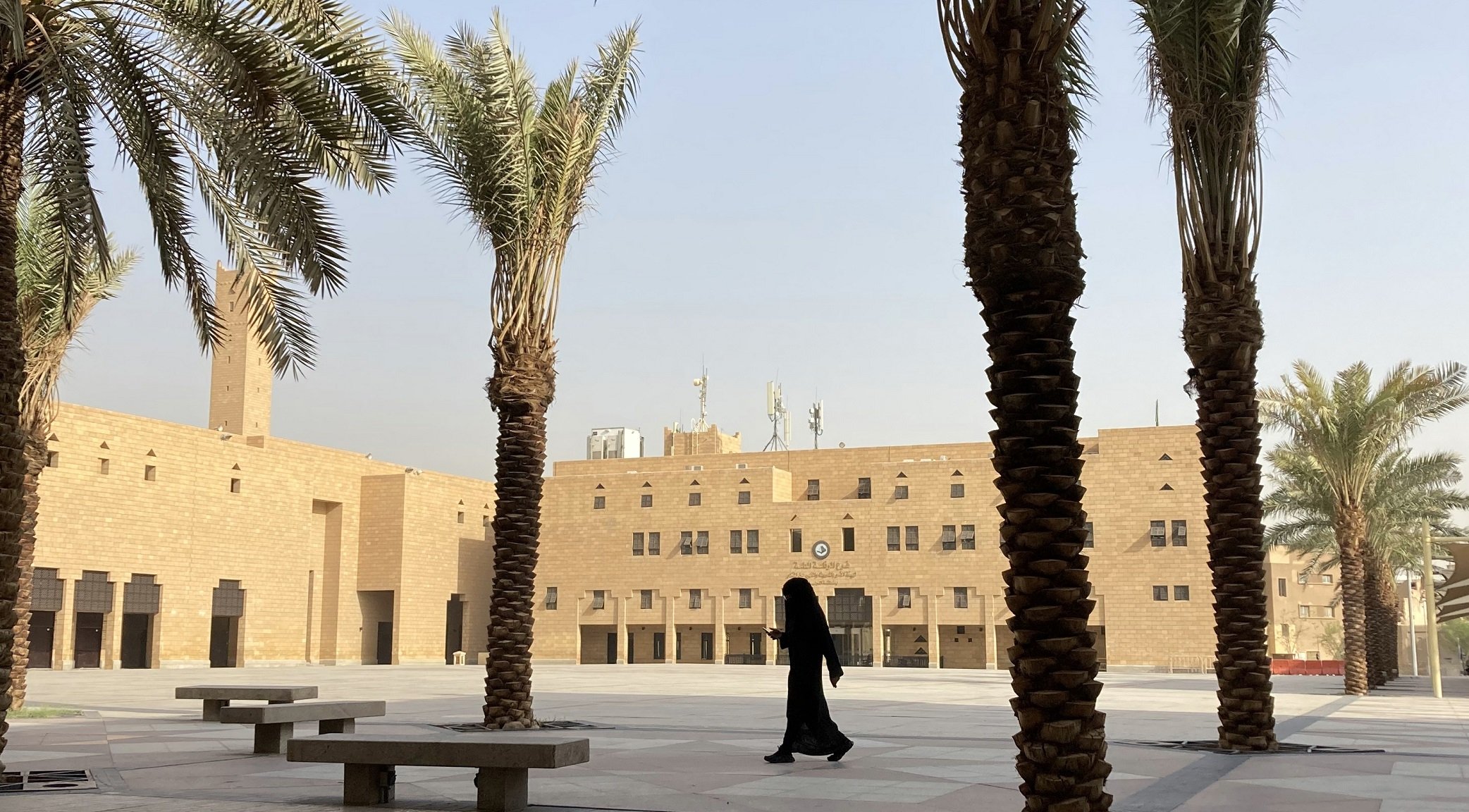 Eine Frau geht über den Platz Al-Safat