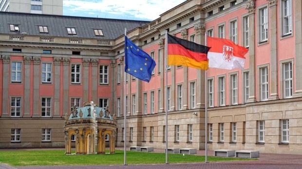 Flaggen vor dem Brandenburger Landtag