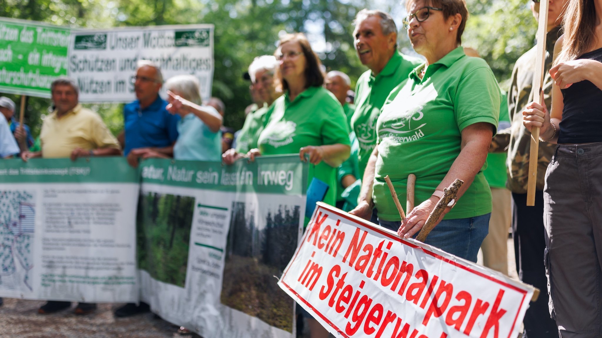 "Kein Nationalpark im Steigerwald" steht auf einem Schild von Gegnern des Nationalparks am Rande des Besuchs der Bundesministerin.