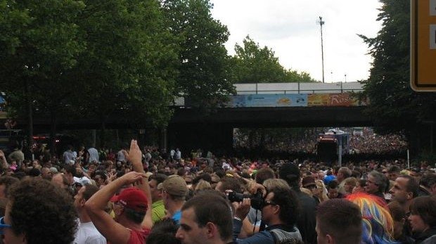 Menschenmassen prägen das Bild der Loveparade, so wie auf diesem Bild aus der Auflage der Veranstaltung 2008