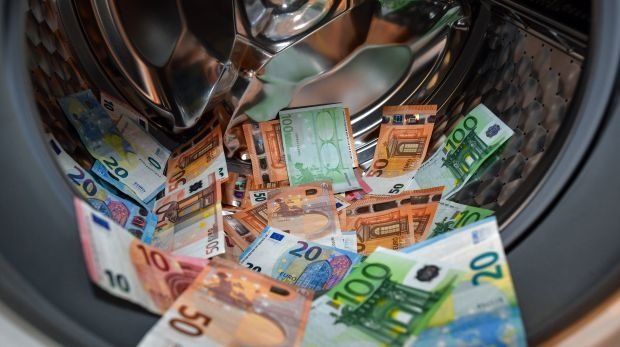 Euro-Scheine in einer Waschmaschine