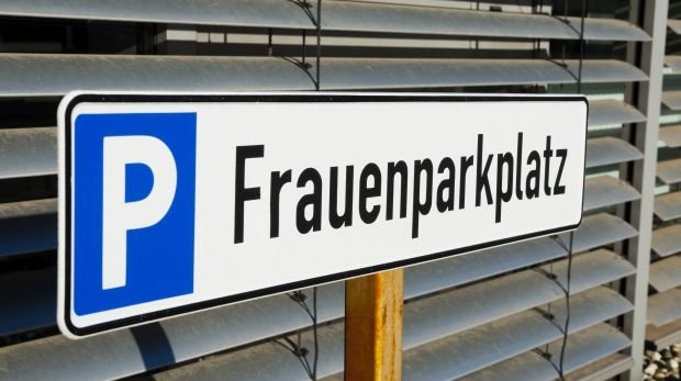 Schild "Frauenparkplatz" (Symbolbild)