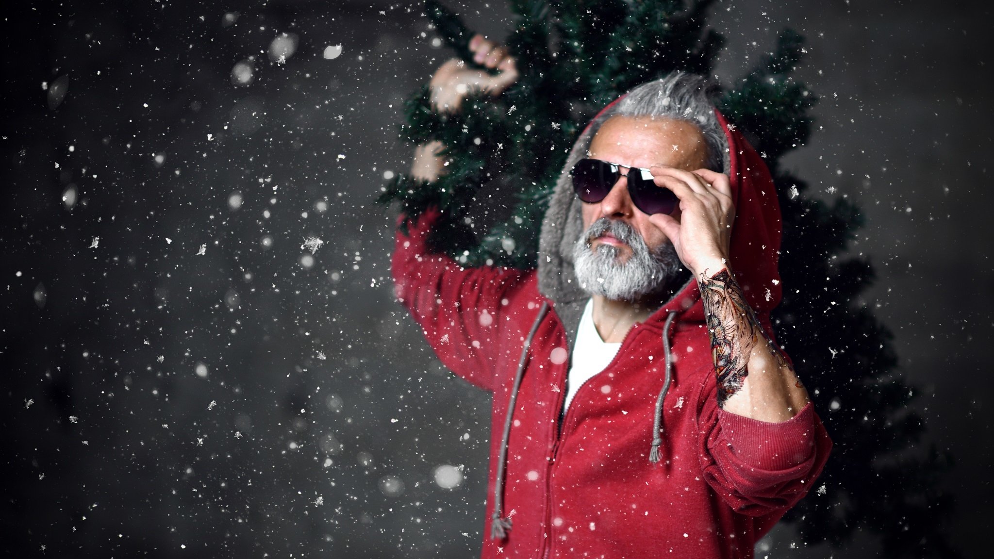 Moderner Weihnachtsmann mit rotem Hoodie und Sonnenbrille