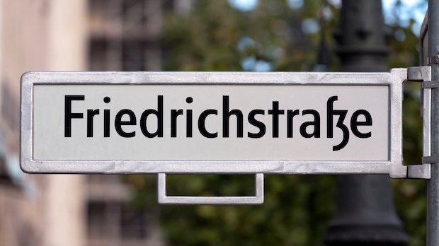 Straßenschild der Berliner Friedrichstraße