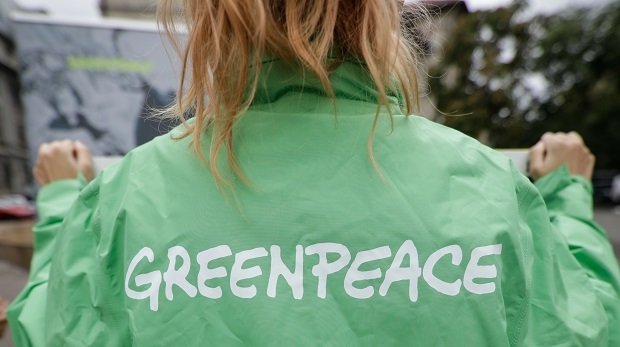 Der Schriftzug "Greenpeace" auf einer Jacke