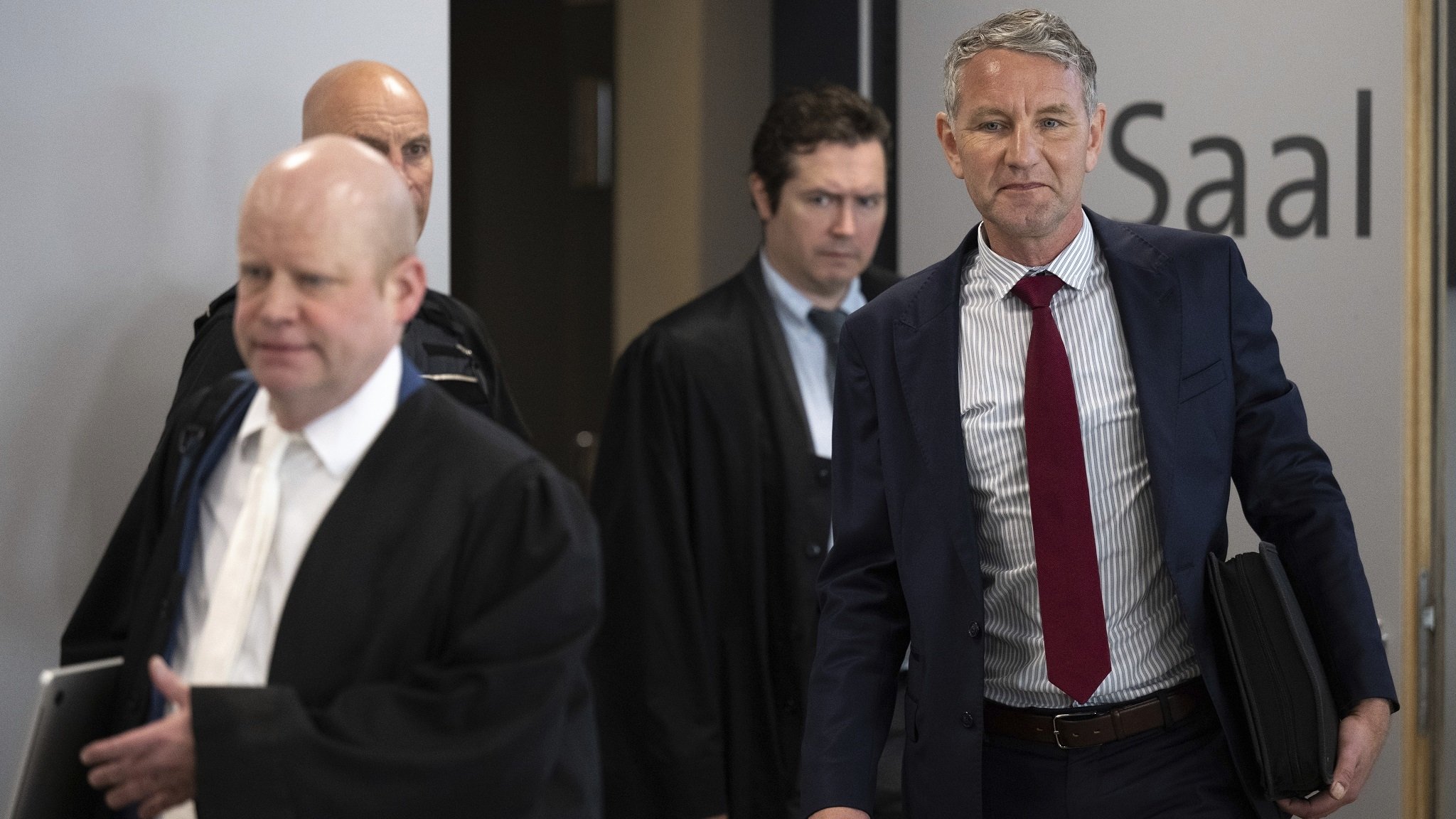Björn Höcke betritt mit seinen Anwälten Ulrich Vosgerau (vorn) und Philip Müller (hinten) den Gerichtssaal
