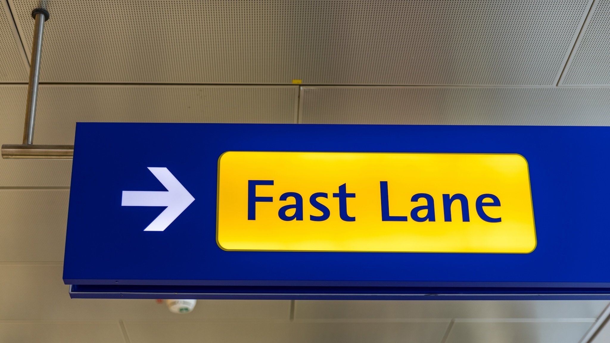 Schild Fast Lane an einem Flughafen