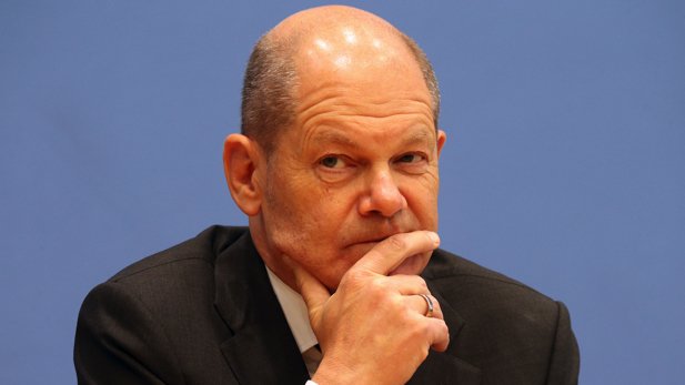 Olaf Scholz (SPD), Bundesfinanzminister, stellt vor der Bundespressekonferenz die Steuerschätzung vor und beantwortet Fragen von Journalisten.