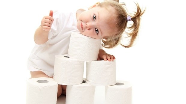 Kleines Mädchen mit vielen Rollen Toilettenpapier
