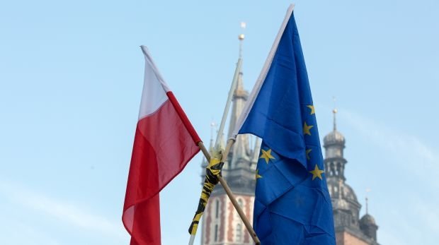 Polnische und EU-Flagge