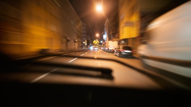 Auto fährt mit überhöhter Geschwindigkeit durch Innenstadt